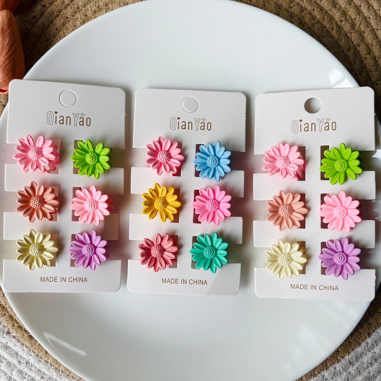 Matte Daisy Flower Claws ( 3 Cards/ 18 pieces)
