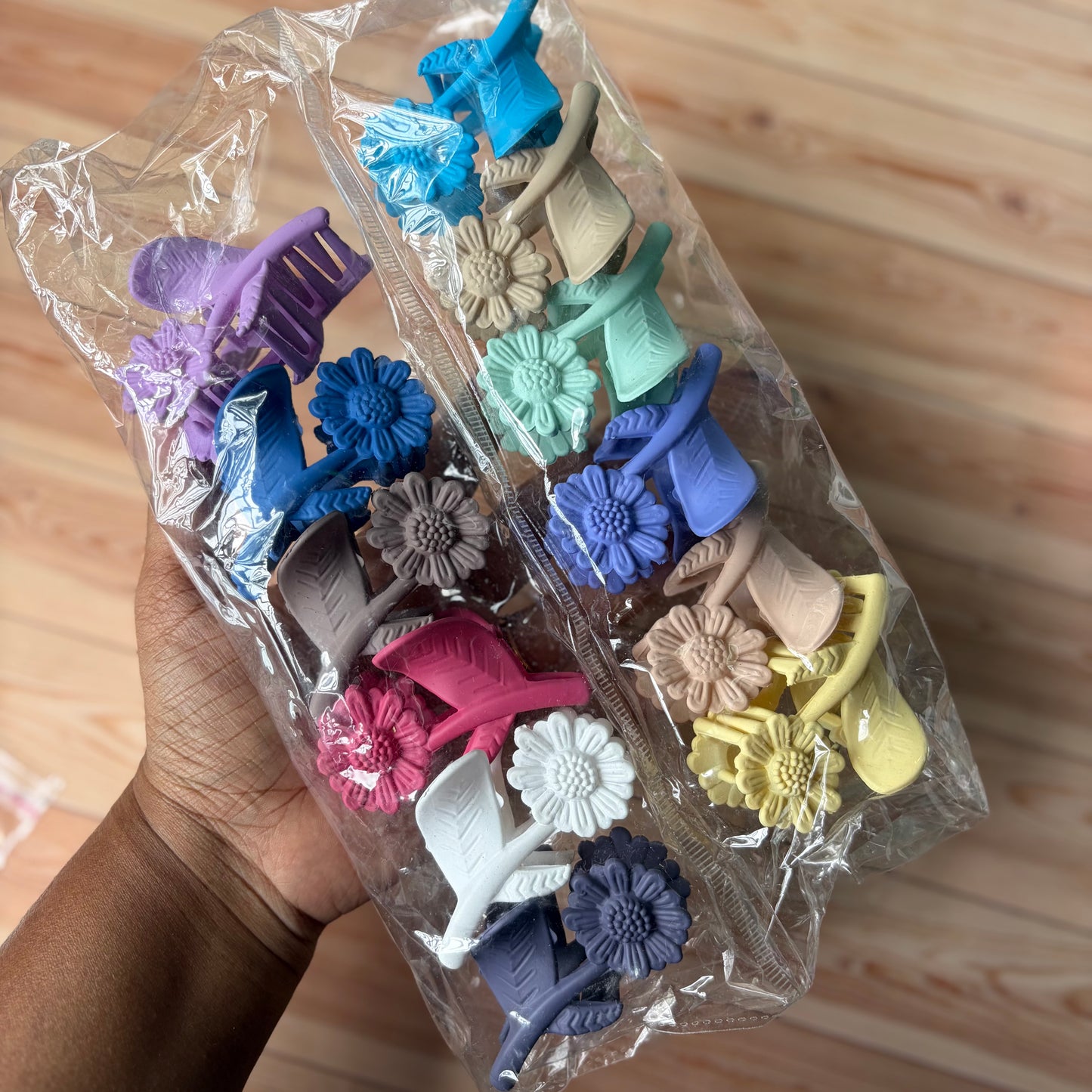 Daisy Flower Claws (12 Pieces)