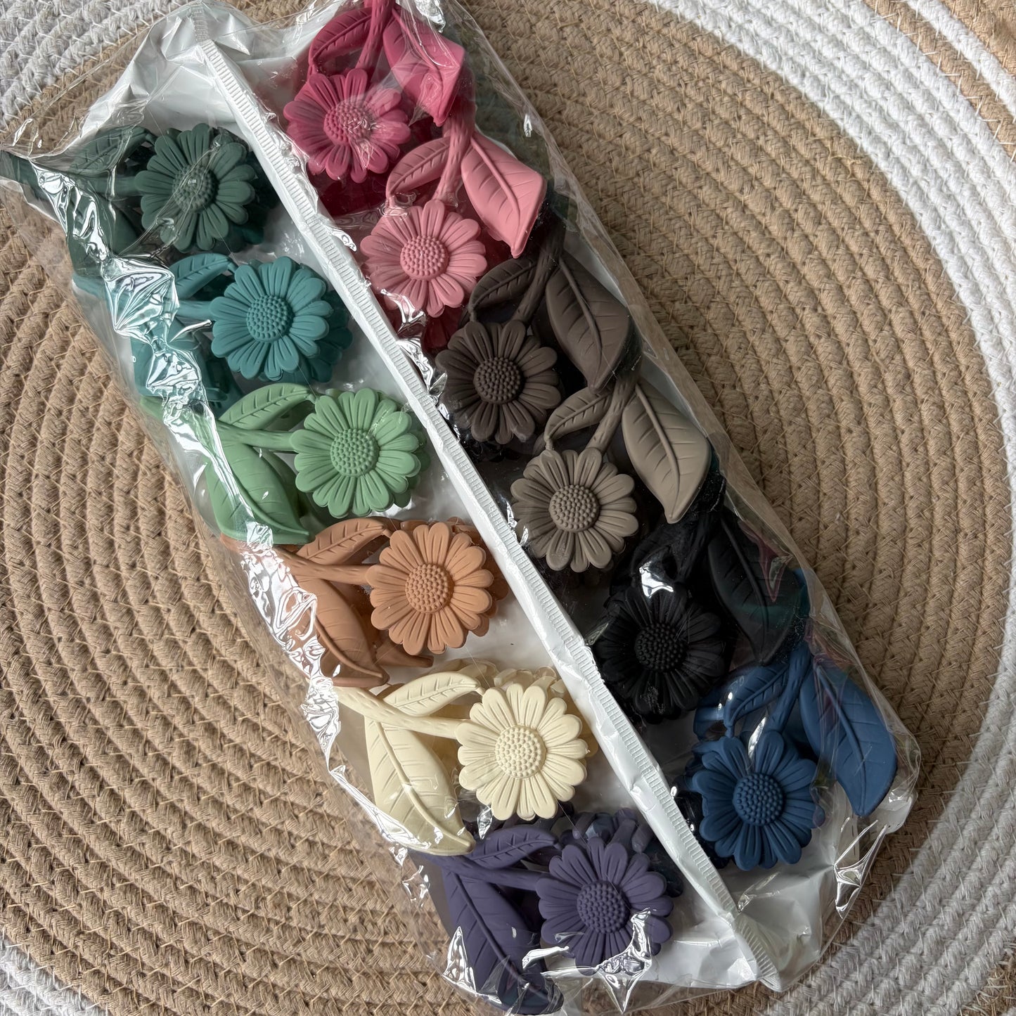 Matte Daisy Flower Claws (12 Pieces)